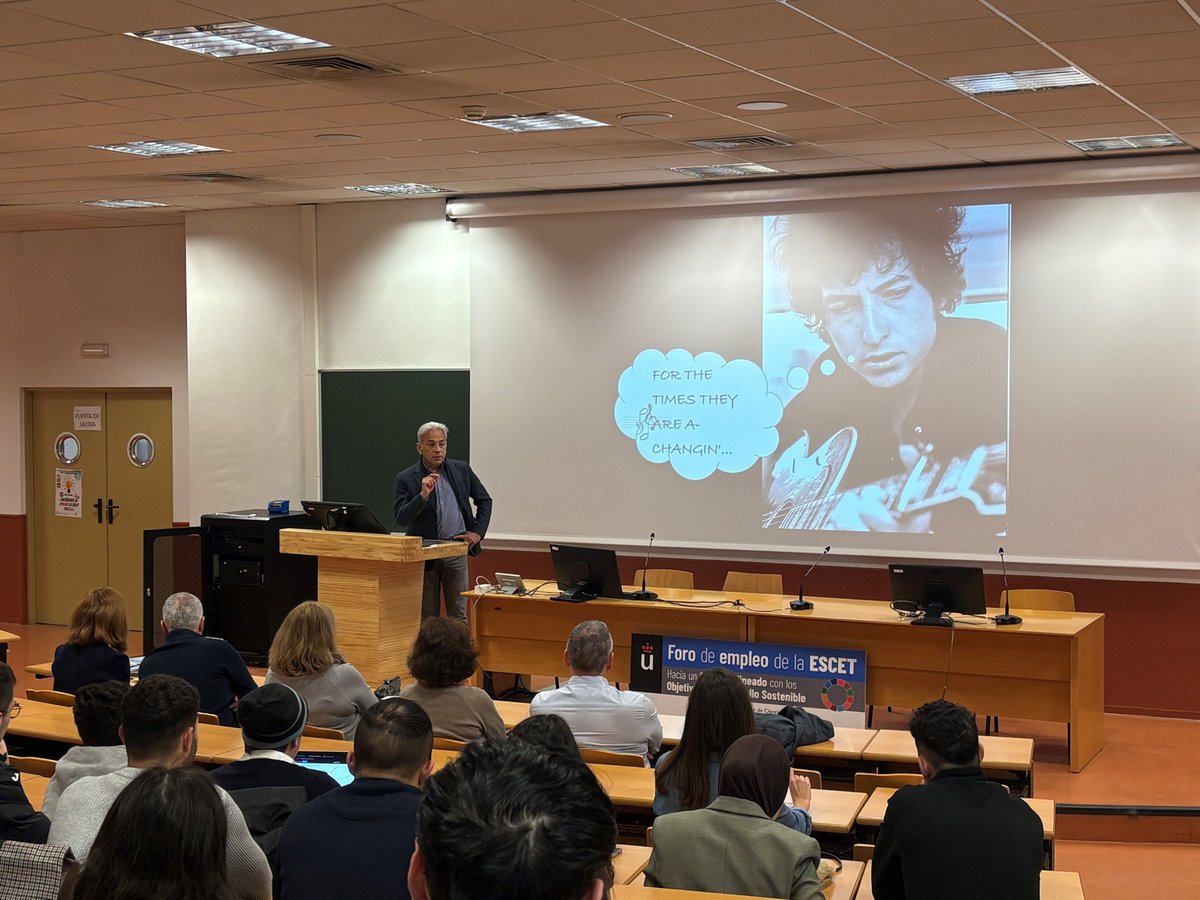 ESCET_URJC's tweet photo. El foro de empleo de la ESCET acaba de comenzar. Estamos en la conferencia inaugural ¡Aún podéis acercaros a participar en las actividades y visitar los stands! https://t.co/Bl35xnSo5l
