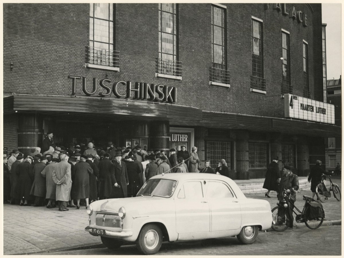 Wat een drukte voor het Metropole-Tuschinski theater aan de Carnegielaan 16.
Naast natuurlijk de prachtige auto voor de deur, vinden wij ook alle hoofddeksels zo geweldig!

Foto: 1954, H.A.W. Douwes

#haagsgemeentearchief #denhaag #geschiedenis #streetsofthehague