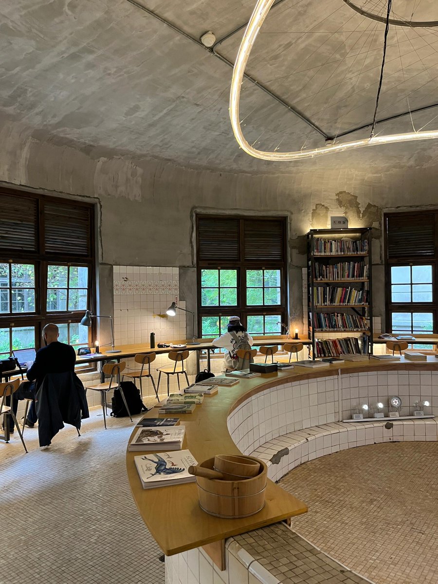 澡堂を改装した書店「Not just library」
台北で最もチルな図書館と言われています。
この特別な「澡堂」🛀
は松山文創園区内で見つけた図書スペースです。
中に入ると、下がり階段のような空間が広がっていて、
とても静かで、本を読むのにぴったりの場所です。