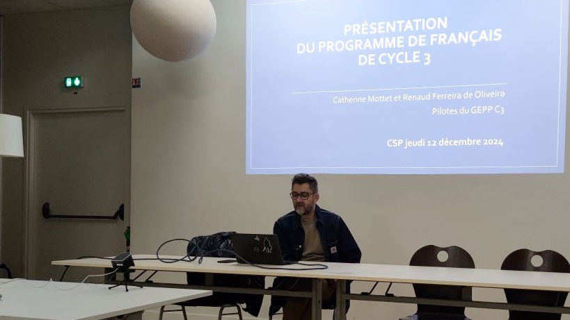 Lettres_edu_num's tweet photo. 🧑‍💻 #IANLettres2025 | Perspectives

🔷 Ouverture du séminaire par M. Renaud Ferreira De Oliveira, #IGÉSR, avec une présentation du projet de programme de Français en #Cycle3 

Projet de programme et lien vers la consultation nationale sur #Éduscol 👉 https://t.co/mpFo3S7Bum https://t.co/OQV9VrJf7t