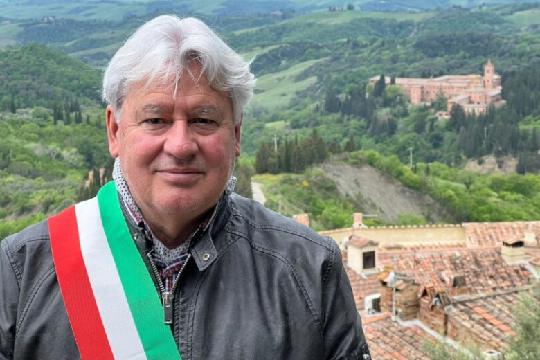 il comune di asciano [siena] multa chi pubblica sui social fotografie scattate nel territorio del comune di asciano e non autorizzate dal comune. 

qui sotto la notizia ma, inoltre, pubblico la foto non autorizzata del sindaco di asciano, fabrizio nucci. 

bikeitalia.it/2025/02/05/mul…