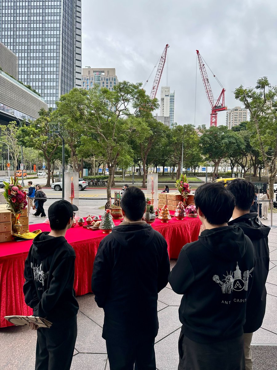 Anti__Capital's tweet image. First time celebrating CNY at the #Taipei101 office, and now we are back at it after the holiday, still feeling those CNY vibes! 

祝大家開工大吉， 蛇年好運 🐍 

#AntiCapital #CNY #Taipei101