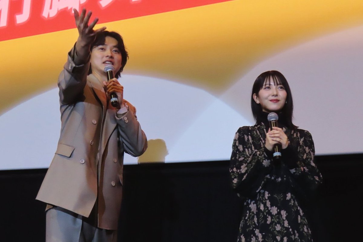 cinemarest1103's tweet photo. 【舞台挨拶🥷】ミッドランドスクエアシネマで行われた映画『#アンダーニンジャ』の舞台挨拶に登場した #山﨑賢人 さんと #浜辺美波 さん✨️

ふたりに下されたミッションとは？

山﨑さんがお忍びで行ってみたい場所や、浜辺さんが名古屋でいっぱい食べたいあの名物の話も🐓✨️

最後に「『アンダーニンジャ』は今までなかったような、現代に忍者がいる設定で、普段の緩い会話と���チバチのアクションの緩急の差がすごい！ぜひ何度でも楽しんで下さい」と締めくくった山﨑さん

舞台挨拶中は、何度も #忍者ポーズ をしてくれてました。何回やったか数えていた方、ぜひリプで教えて下さい！

続きはシネピーで📝
https://t.co/ykckK1FgvS

現代の忍び達が繰り広げる笑いとアクションが絶妙な映画『アンダーニンジャ 』は大ヒット上映中です🥷🧨

#忍務の日 
#三大都市忍者行脚舞台挨拶
@underninja_mv