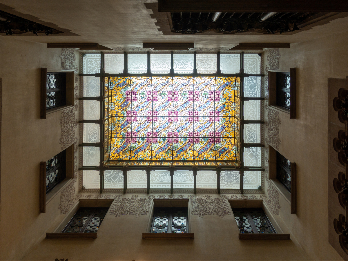 És una de les claraboies més impressionants del Modernisme! Es troba a la Casa Amatller, a l’escala de l’edifici, i és obra del vitraller Joan Espinagosa.

Tons verds, blaus, rosats i daurats, quan brilla el sol el vestíbul queda banyat de llums de colors, tot un espectacle!