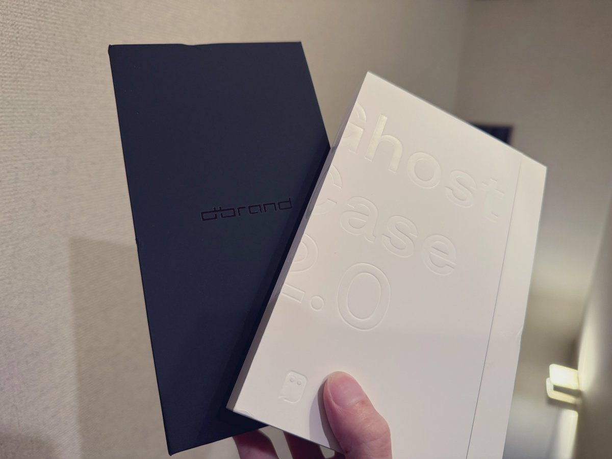 M_ero_70's tweet image. iPhoneケースとスクリーンプロテクターが海を越え届いた…！
毎度外箱の良さと質が最高👏🏻✨
あとめちゃくちゃ良い匂いがするのでキモがられながらもひと吸い😮‍💨
Ghost2.0が発売されるの待ちくたびれたから嬉しいぜ〜😎
ケースと画面保護に98$って笑われるけどこのブランド愛してんだyo！🫵🏻
#dbrand