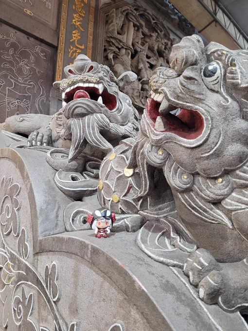 沙花叉さんおそようございます!地域のお寺に参拝してきました!獅子やシーサーって守護神獣は地域関わらず印象近いですね?寺の主神は健康を司る神様ございます。アジアの神々分野が細かくておもろいね…さて、仕事に戻ろっか大好きなみんながいつも元気な日々を…!#またまたさかまた 
