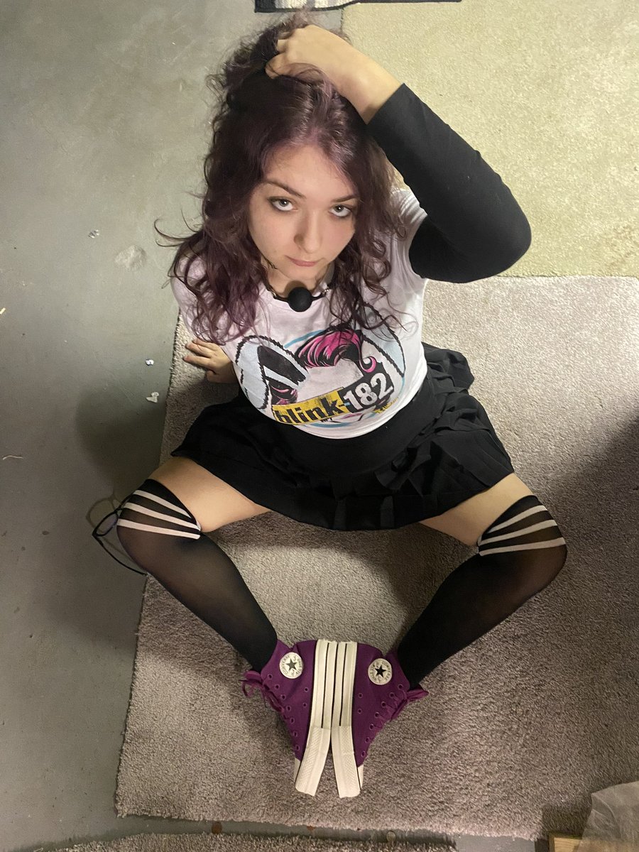 My Instagram is live! Show me some love over there and I might just give you some love back😏 instagram.com/violet_feverdr…
#skatergirl #converse #cute