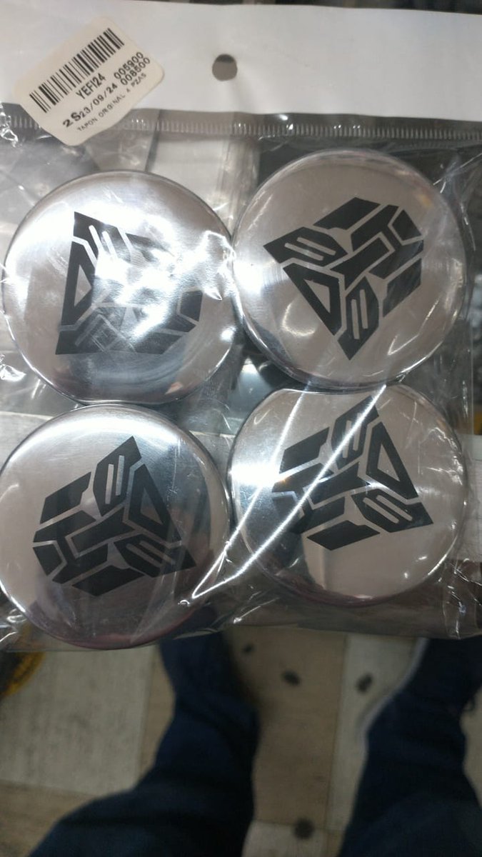 sabrotzy's tweet photo. Los nuevos tapones de rin de mi coche, nombre, ni Bumblebee los tiene. https://t.co/nV99HVY9IK