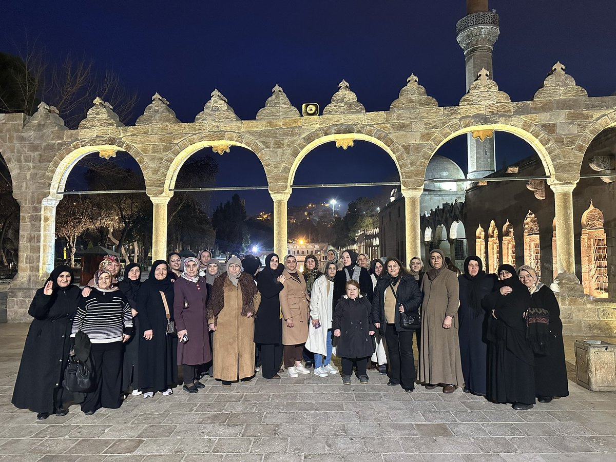 “Bugün sabah namazını, İbrahim Makamı olan Balıklıgöl’de kıldık. Kadın Kolları Teşkilatı olarak, manevi bir atmosferde Rabbimize dualar ettik. Bu güzel anı paylaşmak, gönüllerimizin birleştiği anlara tanıklık etmek bizlere büyük bir huzur verdi.