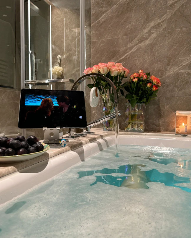 anna_343536's tweet image. There’s a surprise hidden inside the cute bath ball! #Bath #BathBall