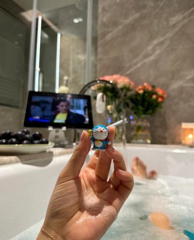 anna_343536's tweet image. There’s a surprise hidden inside the cute bath ball! #Bath #BathBall