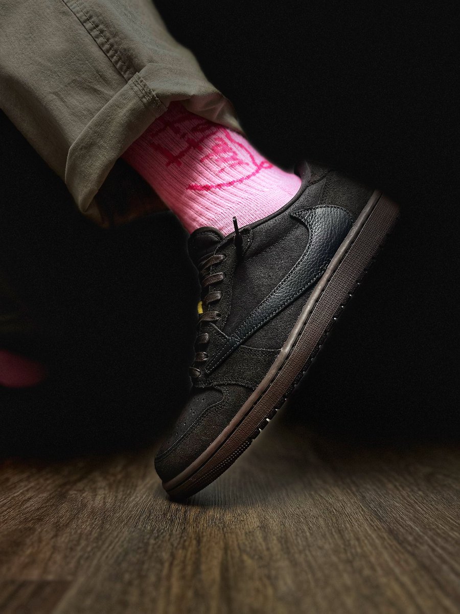 sneakergent's tweet photo. On foot Air Jordan 1 Low Travis Scott Velvet Brown—suede, details, reverse Swoosh ✅ Which shot is your favorite?
#TravisScottAJ1 #Jordan1Low #TravisScottSneakers #SneakerPhotography #kotd #HypeBeast #LaceSwap #OnFootLook https://t.co/6s6eZ4QG1a
