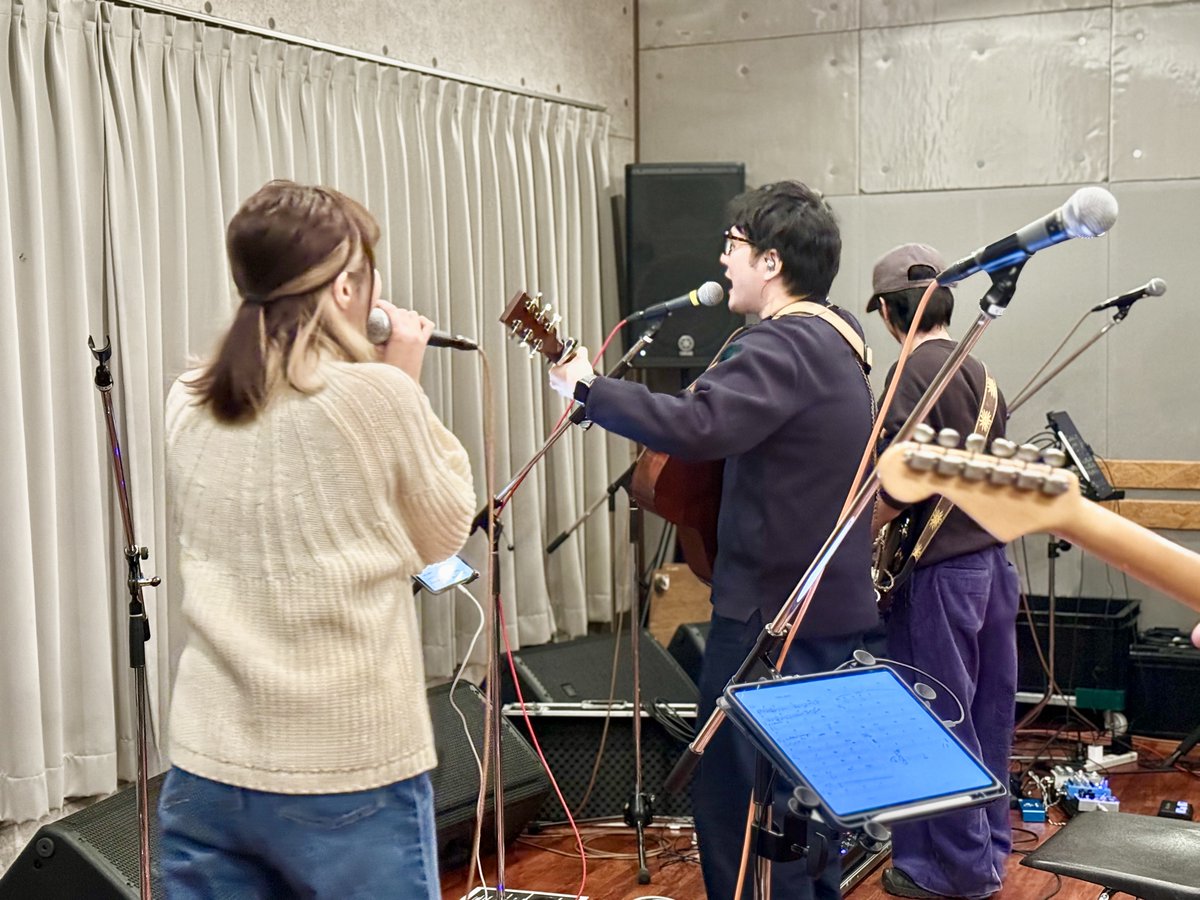 Matsumuro_Seiya's tweet photo. 昨日のリハーサルにはこの方も🫢
圧巻のボーカル…必見です👍

「Matsumuro Seiya Live 2025 "LABORATORY"」
 
出演：#松室政哉

ゲストアーティスト：#井上苑子 / #上野皓平(#TheSongbards) / #岸本ゆめの / #真行寺貴秋(#BRADIO) / #堂島孝平 / #浜端ヨウヘイ / #矢井田瞳 / #ヤジマレイ(#ReiRay)

バンドメンバー：#伊吹文裕(Dr) / #目黒郁也(Bs) / #外園一馬(Gt) / #工藤寛丈(Key) 
 
日程：2025年2月15日(土)
会場：東京・KMAパラダイスホール
OPEN / START：16:00 / 17:00
 
[チケット]
価格：全自由 ¥6,000 / 当日 ¥6,500 (共に税込、整理番号付)
※小学生までのお子様は同伴可能。中学生以上の方はチケットが必要となります。
※お一人様4枚まで
 
・ライブ会場販売 / 一般発売
販売期間：11月30日(土)10:00～2月14日(金)23:59
https://t.co/X8sBuGBtk9
 
・入場順
ファンクラブ先行 → ライブ会場販売 → イープラス一般
