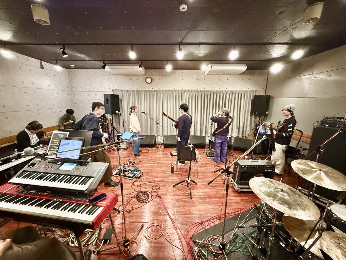 Matsumuro_Seiya's tweet photo. 昨日のリハーサルにはこの方も🫢
圧巻のボーカル…必見です👍

「Matsumuro Seiya Live 2025 "LABORATORY"」
 
出演：#松室政哉

ゲストアーティスト：#井上苑子 / #上野皓平(#TheSongbards) / #岸本ゆめの / #真行寺貴秋(#BRADIO) / #堂島孝平 / #浜端ヨウヘイ / #矢井田瞳 / #ヤジマレイ(#ReiRay)

バンドメンバー：#伊吹文裕(Dr) / #目黒郁也(Bs) / #外園一馬(Gt) / #工藤寛丈(Key) 
 
日程：2025年2月15日(土)
会場：東京・KMAパラダイスホール
OPEN / START：16:00 / 17:00
 
[チケット]
価格：全自由 ¥6,000 / 当日 ¥6,500 (共に税込、整理番号付)
※小学生までのお子様は同伴可能。中学生以上の方はチケットが必要となります。
※お一人様4枚まで
 
・ライブ会場販売 / 一般発売
販売期間：11月30日(土)10:00～2月14日(金)23:59
https://t.co/X8sBuGBtk9
 
・入場順
ファンクラブ先行 → ライブ会場販売 → イープラス一般