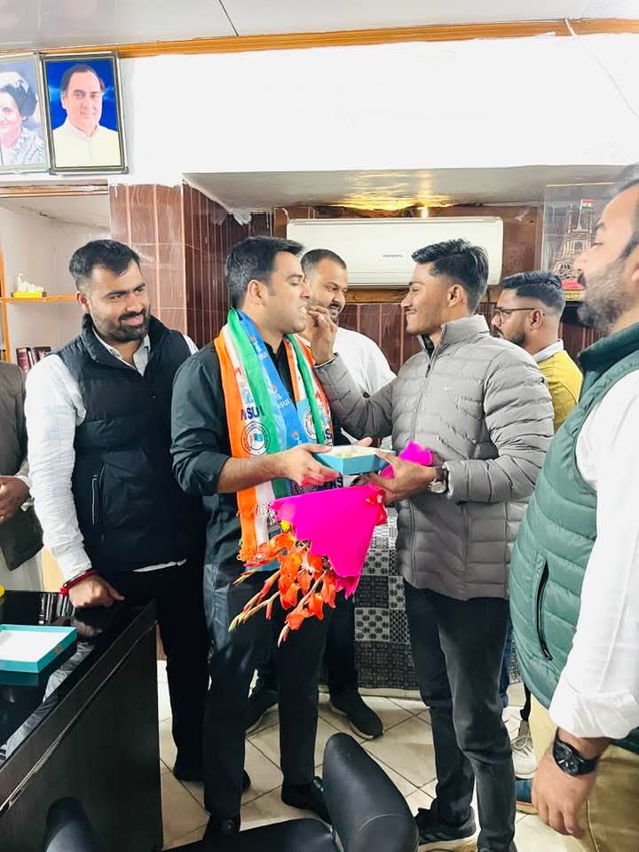 PankajUpdhNSUI's tweet photo. देश के छात्रो की बुलंद आवाज़ NSUI परिवार के ऊर्जावान राष्ट्रीय अध्यक्ष आदरणीय बड़े भैया श्री वरुण चौधरी जी को जन्मदिन की हार्दिक शुभकामनाएँ एवं बधाई !!
@varunchoudhary2 
@nsui 
@NSUIMP https://t.co/lsfl7VxHlc