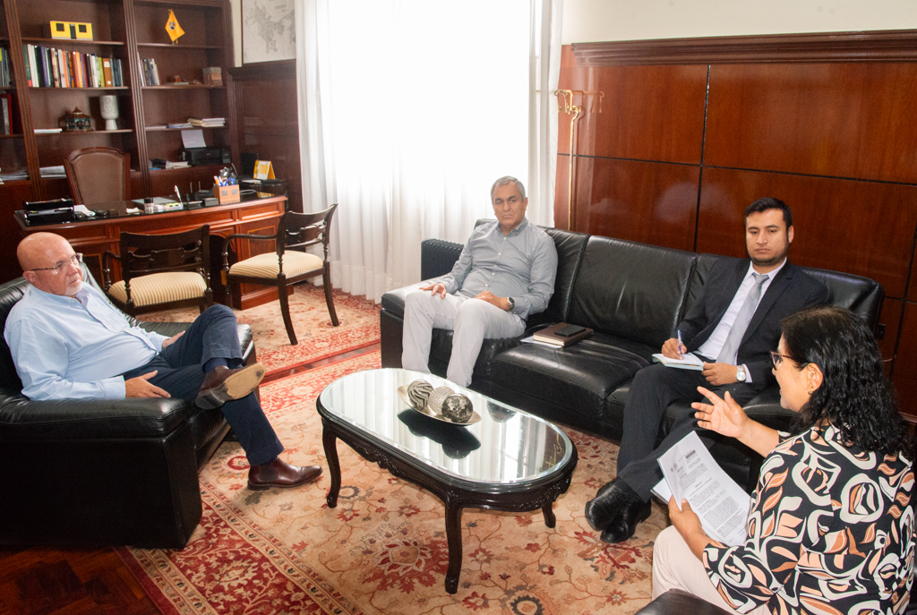 katy_ugarte's tweet image. #PorUnPeruParaTodos 👉Me reuní con el alcalde de #SantiagoDeSurco, Carlos Bruce y, el gerente de Seguridad Ciudadana, con el objetivo de informarnos sobre el trabajo que vienen realizando los diferentes gobiernos locales en la lucha contra la #InseguridadCiudadana.
Asimismo, en