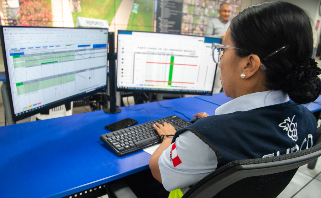 katy_ugarte's tweet image. #PorUnPeruParaTodos 👉Me reuní con el alcalde de #SantiagoDeSurco, Carlos Bruce y, el gerente de Seguridad Ciudadana, con el objetivo de informarnos sobre el trabajo que vienen realizando los diferentes gobiernos locales en la lucha contra la #InseguridadCiudadana.
Asimismo, en