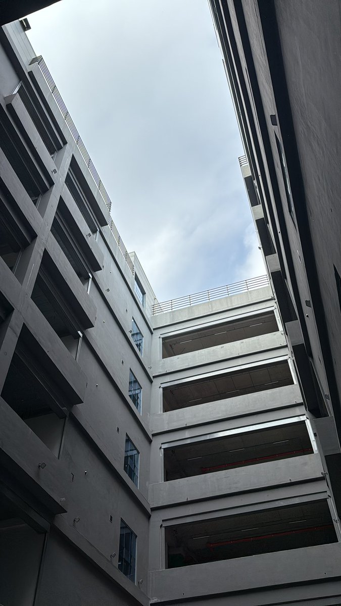 yongu222's tweet image. 하늘 적당히 맑은데 눈 도대체 왜오는거야;
근데 사진엔 안보이니깐 안오는걸로 쳐야지ㅎ