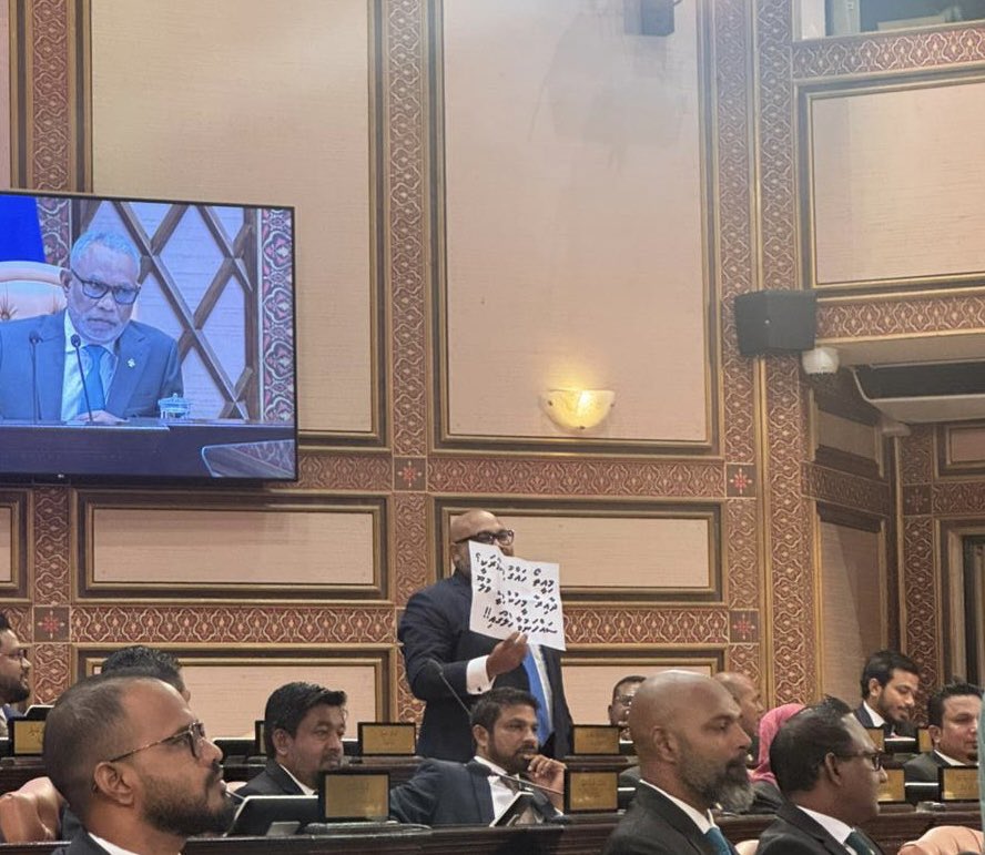 MDPSecretariat's tweet photo. ގާނޫނުއަސާސީގެ ދިފާއުގައި އެމްޑީޕީގެ މެމްބަރުން މަޖިލިސް ތަޅުމުގައި އިހުތިޖާޖު ކުރުން

#QAgeDhifaaugai 
#MajilisMinivankurey 
#RayithungeBaaruRayithunah https://t.co/xoSSwXgoyV
