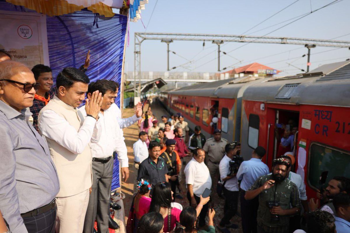 DrPramodPSawant's tweet image. चलो महाकुंभ चले! 🚩✨

Flagged off the Special Train to Prayagraj for the grand Mahakumbh under the Mukhyamantri Dev Darshan Scheme, in the presence of Social Welfare Minister Shri @SubhashGoa, MLA Shri @digambarkamat, Shri @RajeshFaldessai, @BJP4Goa President Shri @DamuNaik,…
