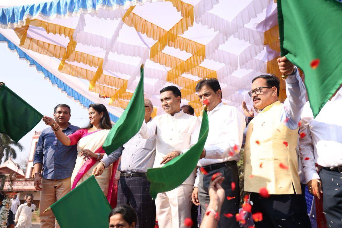DrPramodPSawant's tweet image. चलो महाकुंभ चले! 🚩✨

Flagged off the Special Train to Prayagraj for the grand Mahakumbh under the Mukhyamantri Dev Darshan Scheme, in the presence of Social Welfare Minister Shri @SubhashGoa, MLA Shri @digambarkamat, Shri @RajeshFaldessai, @BJP4Goa President Shri @DamuNaik,…