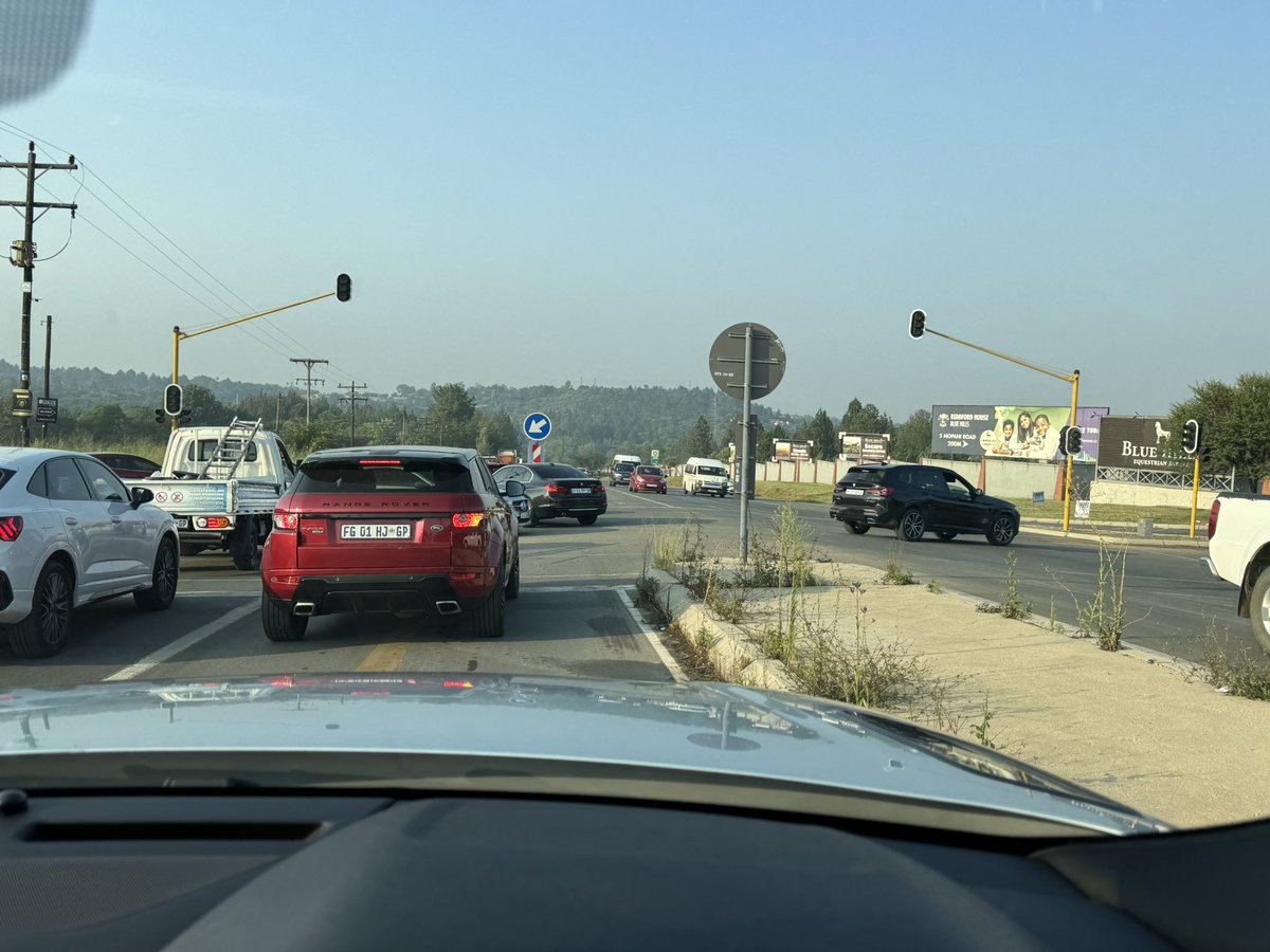 Wisba55's tweet photo. This robots are off, everyday mo R55 and Blue Hills entrance to the school and they causing serious traffic daily @OUTsurance @TrafficFreeflow @TrafficSA make a plan gents ons sukkel… https://t.co/cyMBL2IPVD