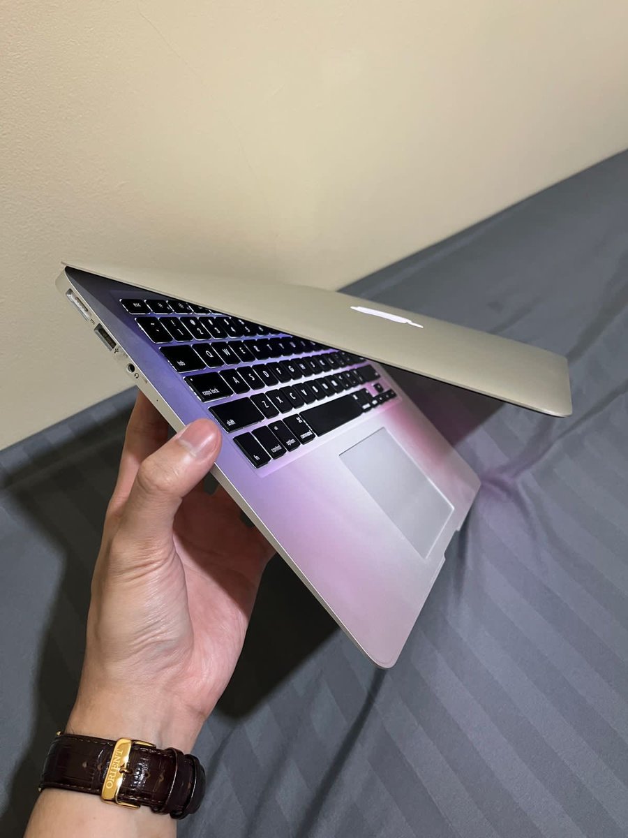 ysftnvn's tweet photo. MBA 13 2017
Screen LED 13,3”
CPU Intel i5 dual-core 1.8 GHz, 8GB RAM DDR3
128Gb ssd.
Intel HD graphic 6000

Unit + charger. https://t.co/u2SZzKAxmw