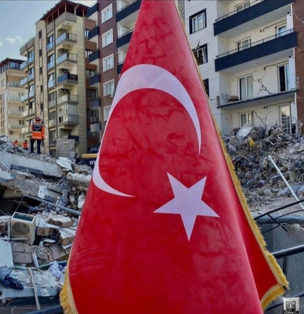 Umutların, hayallerin, hayatın durduğu gün..

Rabbim Ülkemize böyle felaketleri bir daha yaşatmasın...🇹🇷
#6Şubat #AsrınFelaketi
#6subat2023