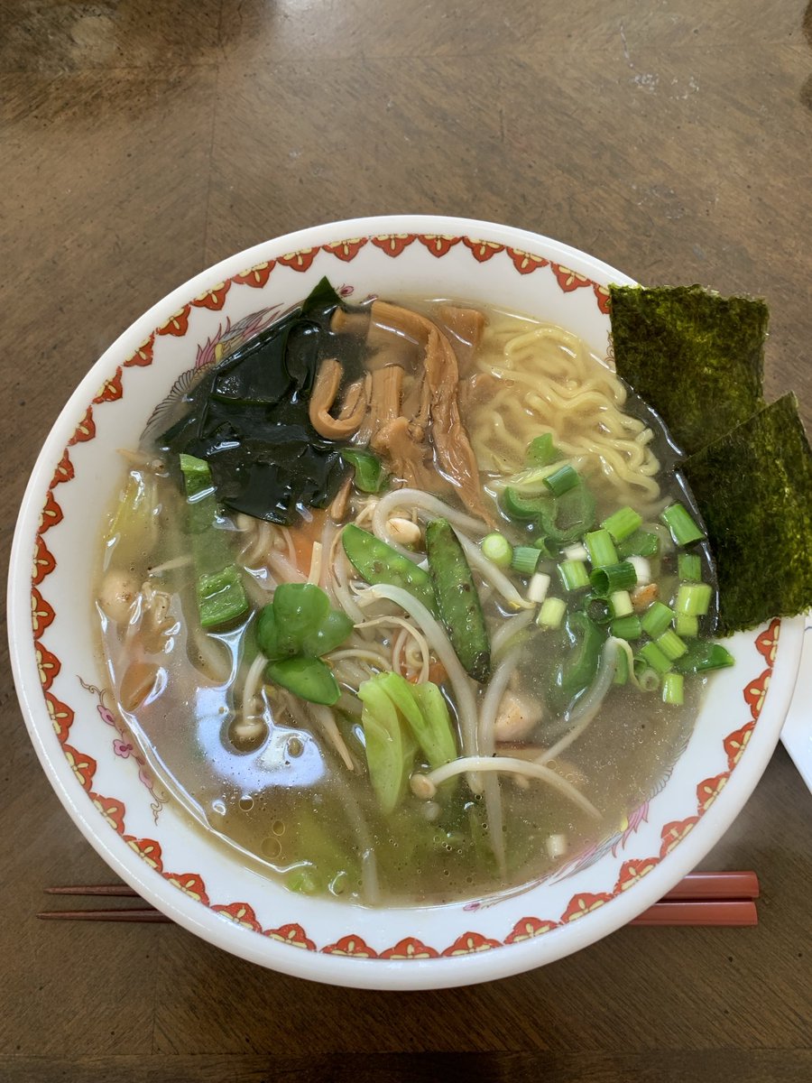 At3hrU's tweet photo. #Lunch 🍜,#Tanmen
野菜類が高騰する中、
比較的 安さを保つ絹さや/ピーマンと,もやしを多めに使用 #湯麺 が😋おいしく出来た https://t.co/dPQwmPafma