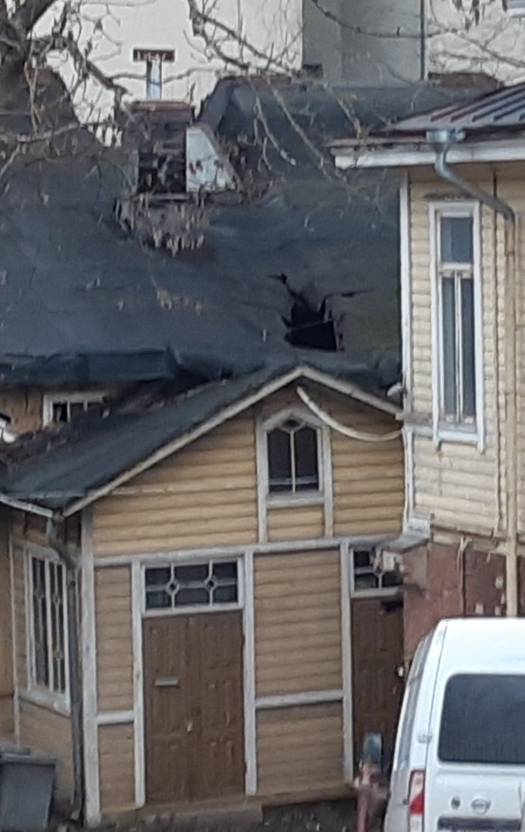 Tommi_Kinnunen's tweet photo. Kylläpä Puolimatka uhriutuneena kertoo, kuinka hänen suojeltu talonsa on "homeen täyttämä kehikko" eikä heillä ole taitoa sitä korjata. Hän unohtaa kertoa, että kunto on tuo, koska katossa on annettu olla ammottava reikä yli kymmenen vuotta. 

https://t.co/4GZNhwPsyv https://t.co/xOTPWaZVS7