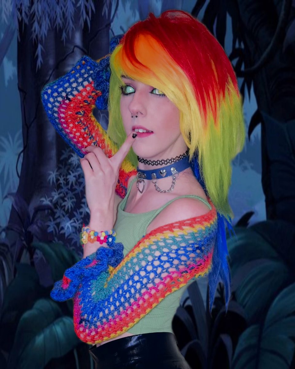 I completely forgot to share my new PFP. I hope you enjoy it! And if anyone has a story to complement it, you can let me know in both MD and DA (I'm not out of ideas, I just want to interact a little.)
deviantart.com/eliprettyeyes/…
#Kaa #Hypno