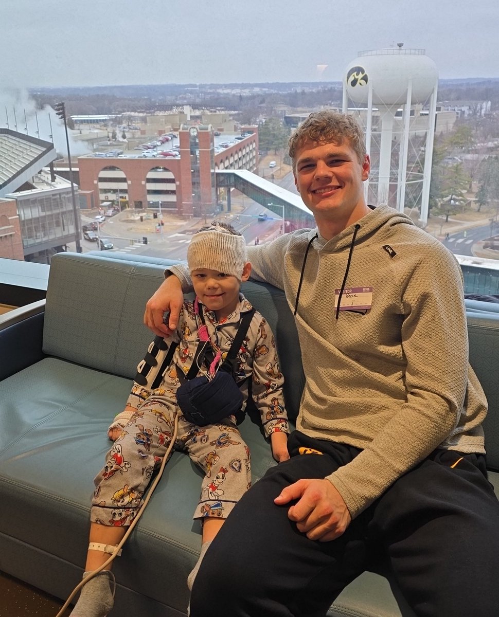 abbeydg's tweet photo. @HawkeyeFootball Reece is such a stand up young man! I grew up and was friends and played sports with his momma! Thank you Reece for coming to see our 1 in a million fighter at the best children's hospital! https://t.co/OyQZEGOg9L