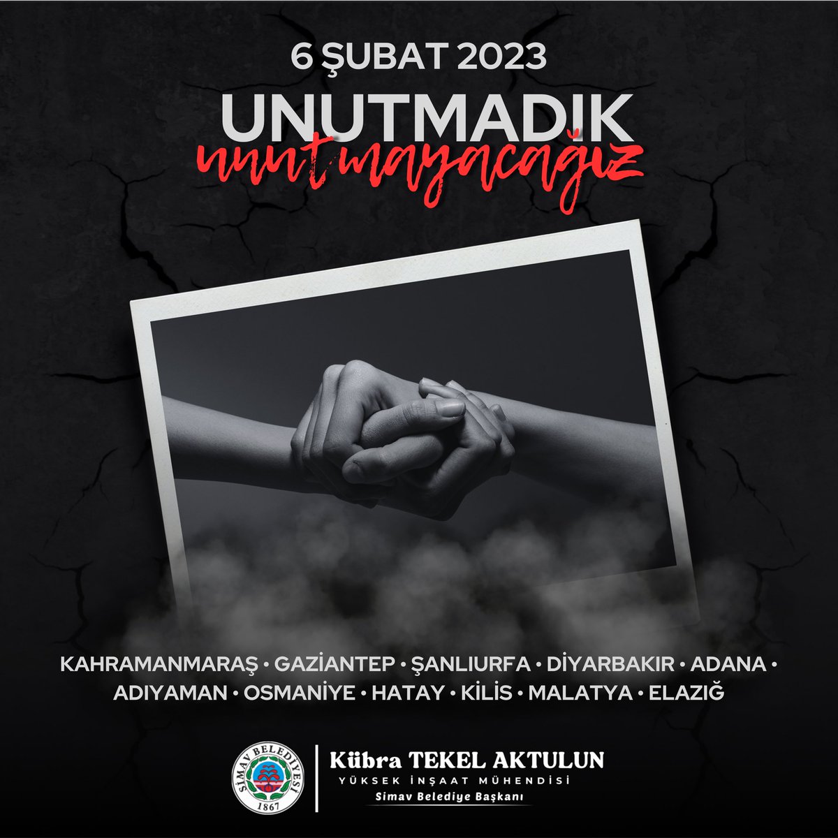 SimavBelediyesi's tweet photo. 6 Şubat 2023: Unutmadık, Unutmayacağız

Bugün, 6 Şubat depremlerinin yıl dönümü. Binlerce insanın hayatını kaybettiği, milyonlarca kişinin evsiz kaldığı o kara günü asla unutmayacağız.

Acımız ilk günkü gibi taze, kayıplarımız hâlâ yüreğimizde… Ama aynı zamanda dayanışmanın, yardımlaşmanın, birlik olmanın ne kadar kıymetli olduğunu da gördük.

Depremde hayatını kaybedenleri rahmetle anıyor, geride kalanlara sabır diliyoruz. Bir daha böyle acılar yaşamamak için hep birlikte daha bilinçli, daha güçlü olmalıyız.

Kübra TEKEL AKTULUN
Simav Belediye Başkanı

#6ŞubatDepremi #Unutmadık #Dayanışma