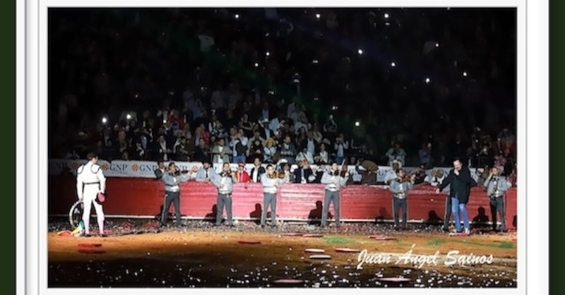 TorosenelMundo_'s tweet photo. En la Monumental México… Para Enrique Ponce dos orejas de regalo, un mariachi, Pepe Aguilar y fuegos de artificio. Entrar👉🏼✅✍🏼✅👉🏼: https://t.co/4EOFZ3C4In