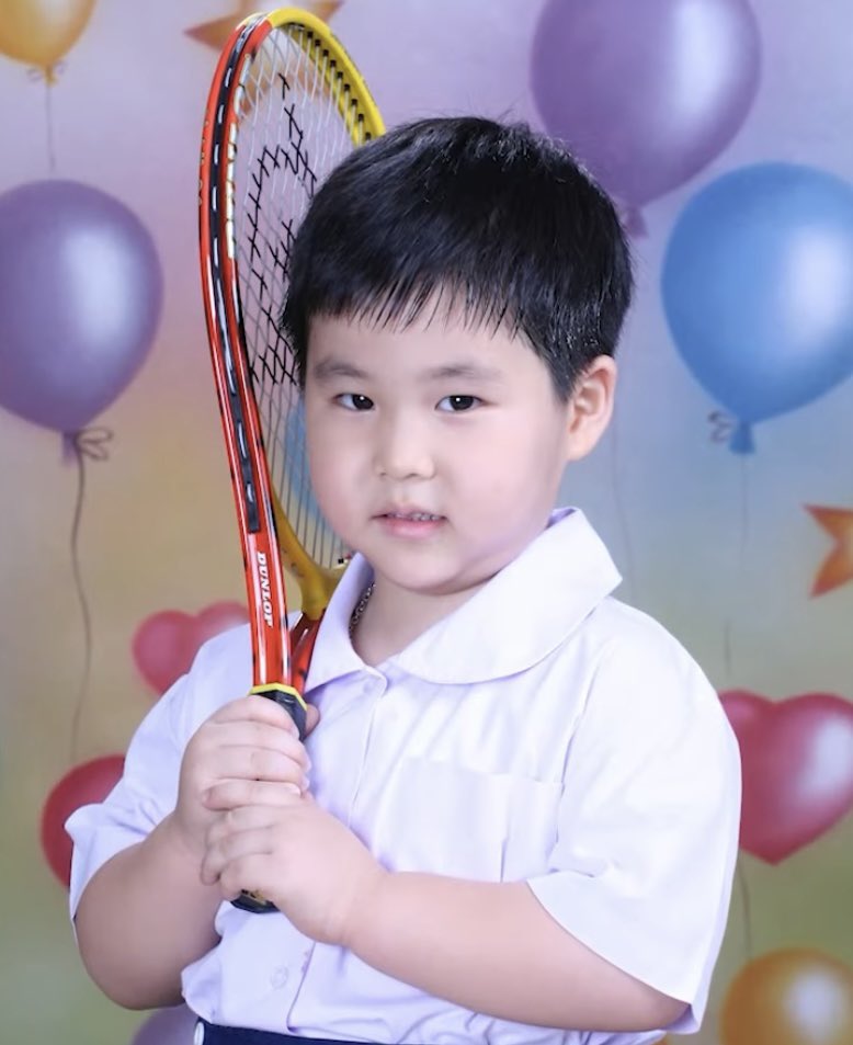 minimeowGo's tweet photo. สวัสดีก๊าปปสีส้ม ผมพร้อมแนะ ถือไม้แบดรอตั้งแต่ตุวจิ๋ว เลือดนักสู้อยู่ในตัวตั้งแต่เด็กๆ 

#EURO_ZOLAR #ZOLAR 
#PEPSIpresentsOLYMPOP
#OLYMPOP #OLYMPOP2025 https://t.co/17oLGhq3XG