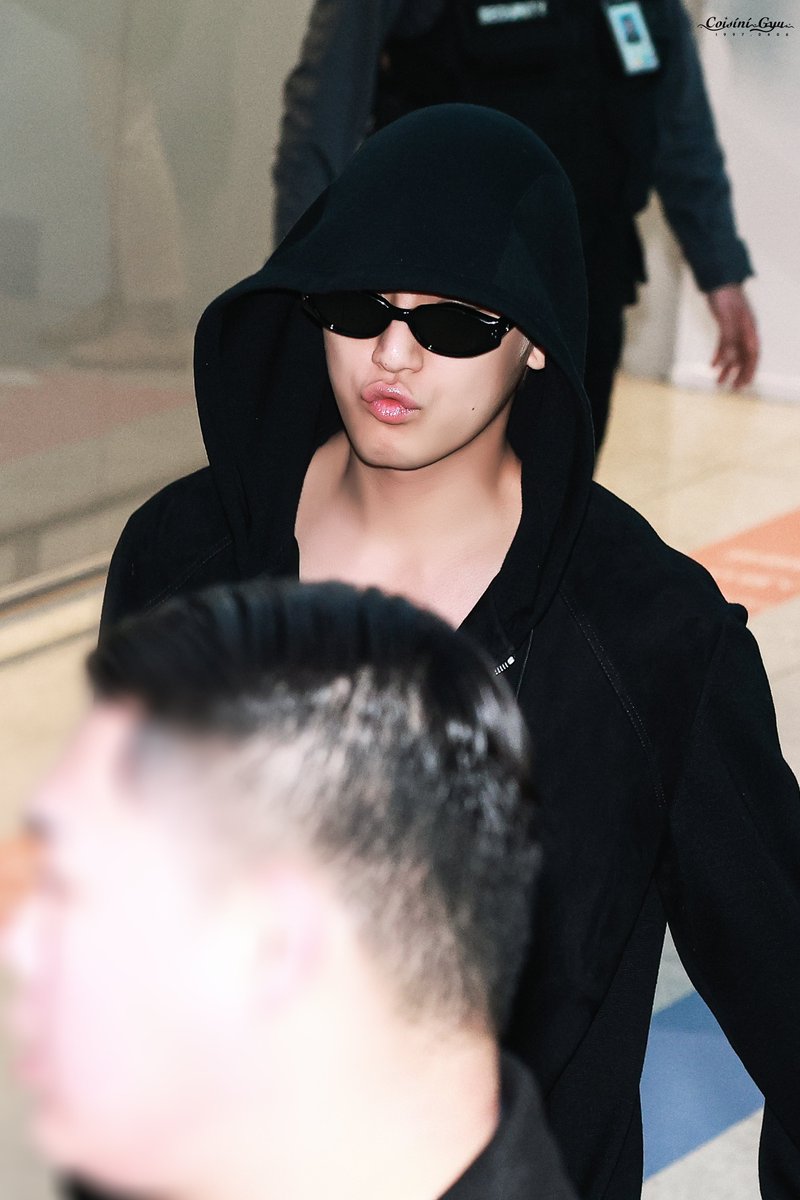 gyuszones's tweet image. THERE'S AN HD PHOTO ALREADY 🥺