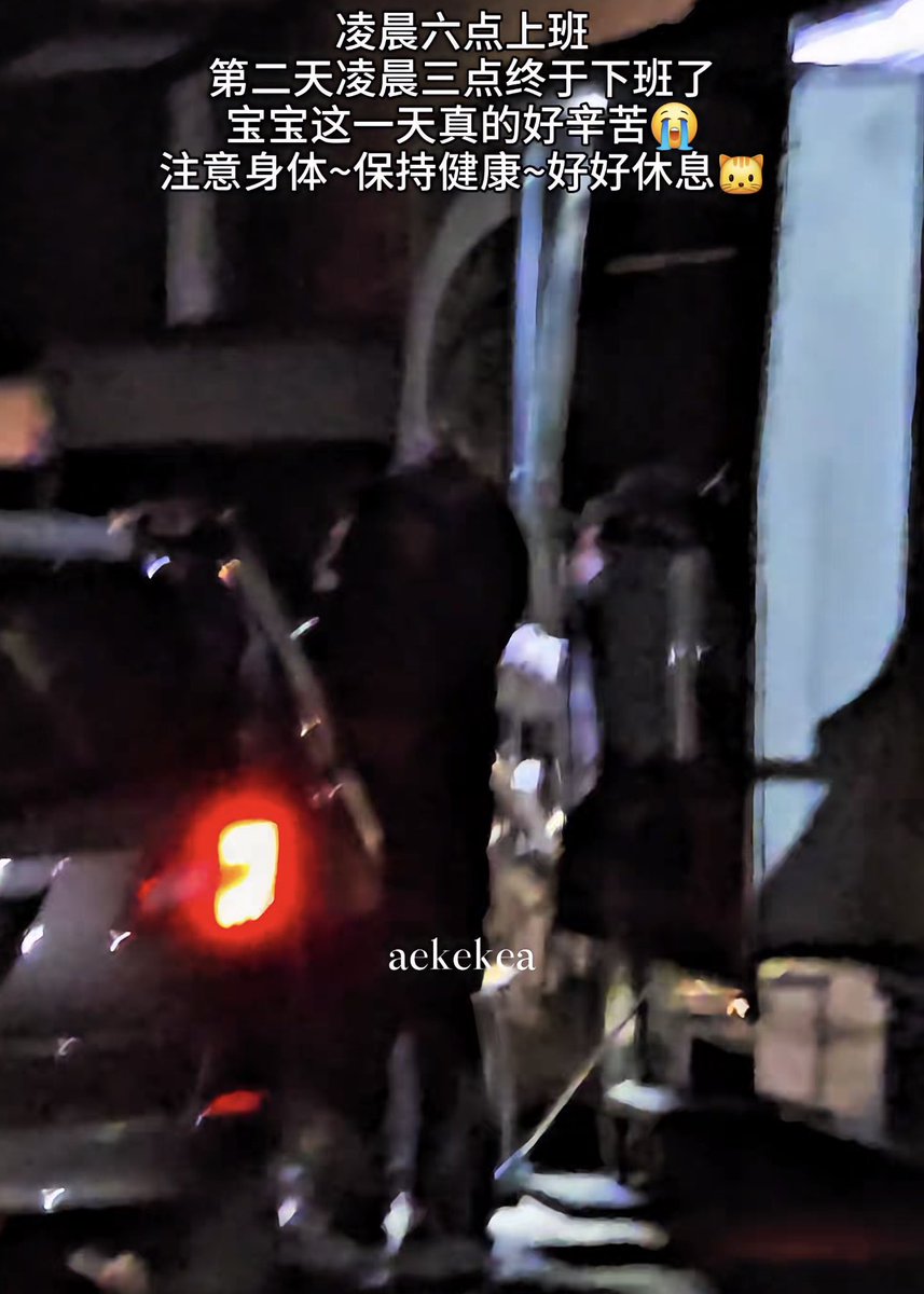 Jun is really putting in a lot of effort during filming. 🥹

op👤: He went to work at around 6:00+ AM and kept filming until 3 AM the next day after changing locations (Baby, you're really working hard 😢).

     he even asked the staff to bring fans some drinks!