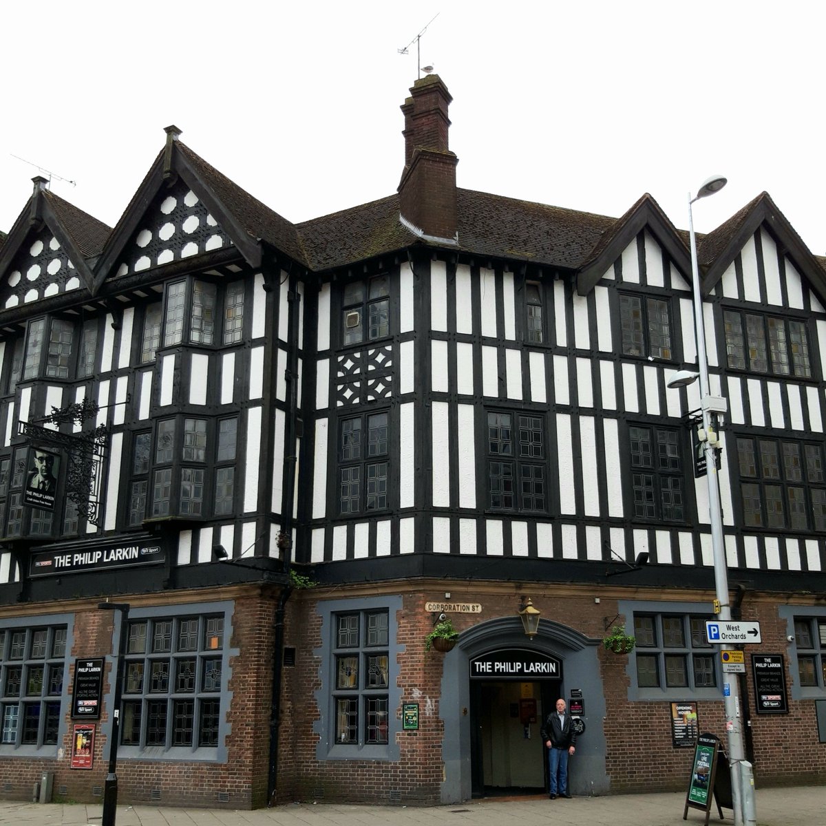 FreyaIngva's tweet photo. The #PhilipLarkin in #Coventry is a historic #pub named after the famous poet, called by many the #bardofCoventry
#poetry #Larkin #poet #Cov #WestMidlands #Warwickshire #diviner #dowser #tealeafreader #oracle #divining #dowsing #tealeafreading https://t.co/3fzrm2mhDF