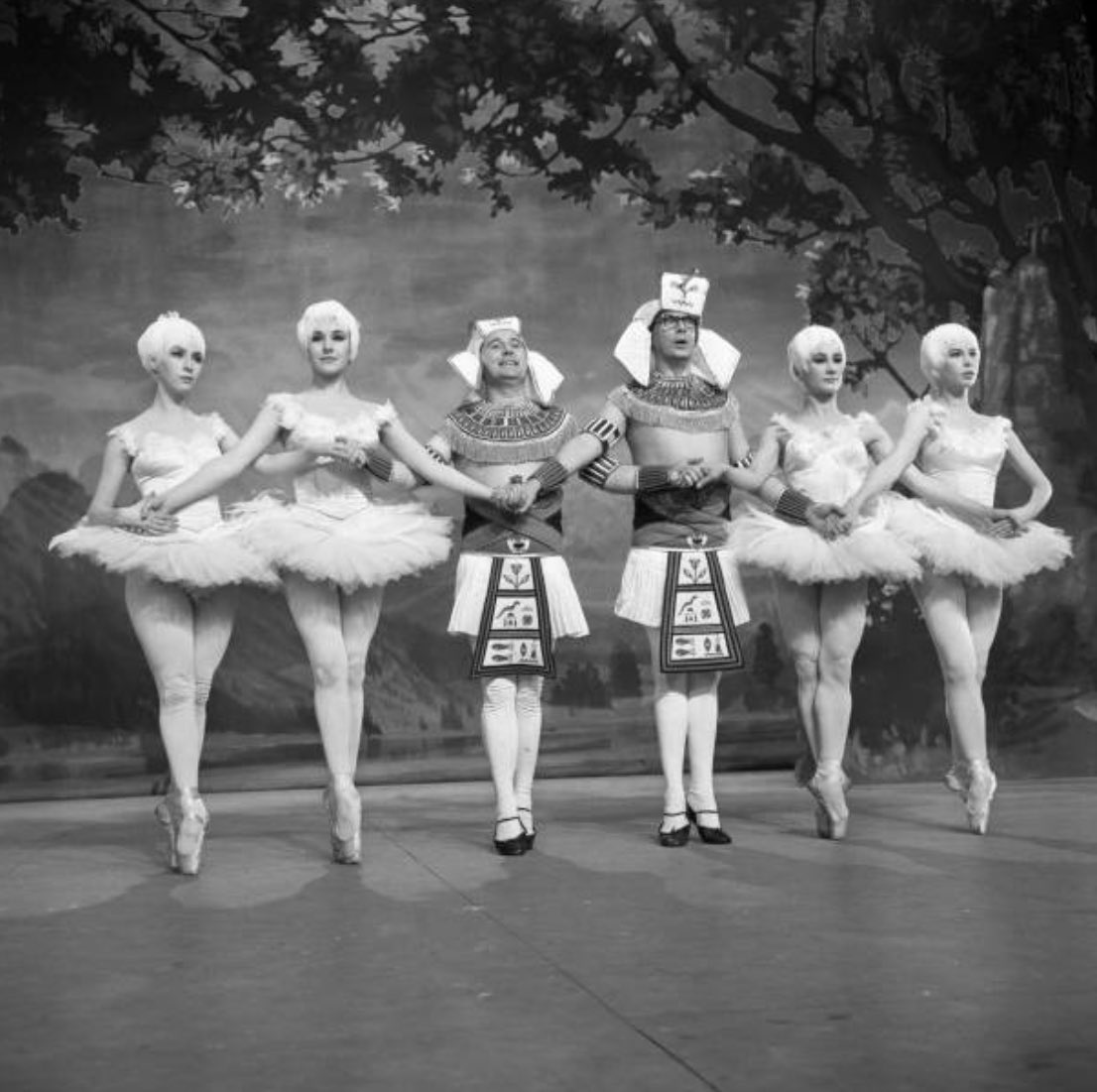 eric_ernie_col's tweet photo. #ThrowbackThursday #EricAndErnie
#MorecambeAndWise #Legends
#StillBringingSunshine 👓☀️♥️
#SawThroat #SwanLake #Tchaikovsky 
#Ballet #Spies #ClassicComedy 
1965’s #TheIntelligenceMen https://t.co/OFRkHuBMk4