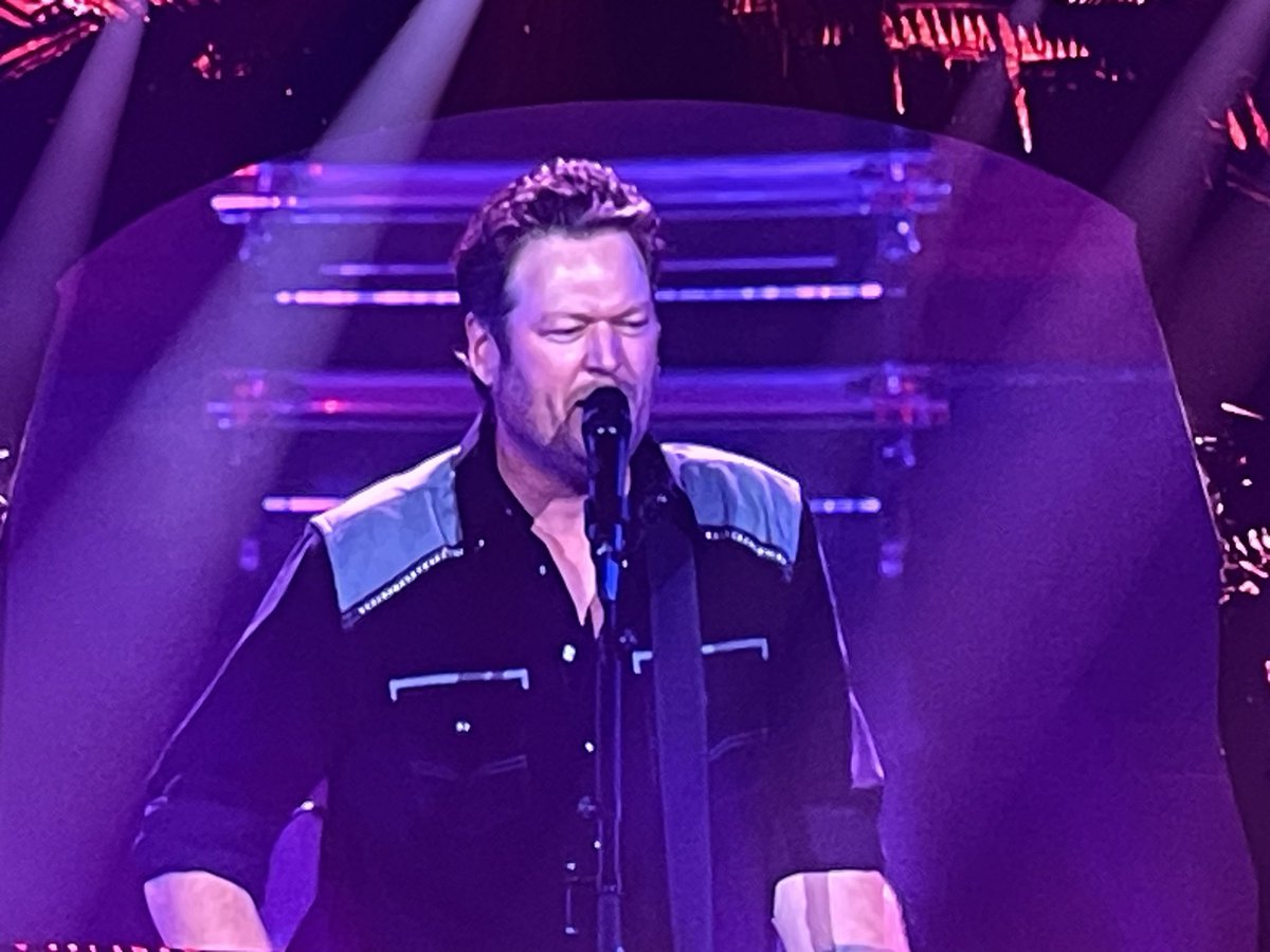 viclovesbg's tweet image. Blake Shelton first night Las Vegas Cesar Colosseum
