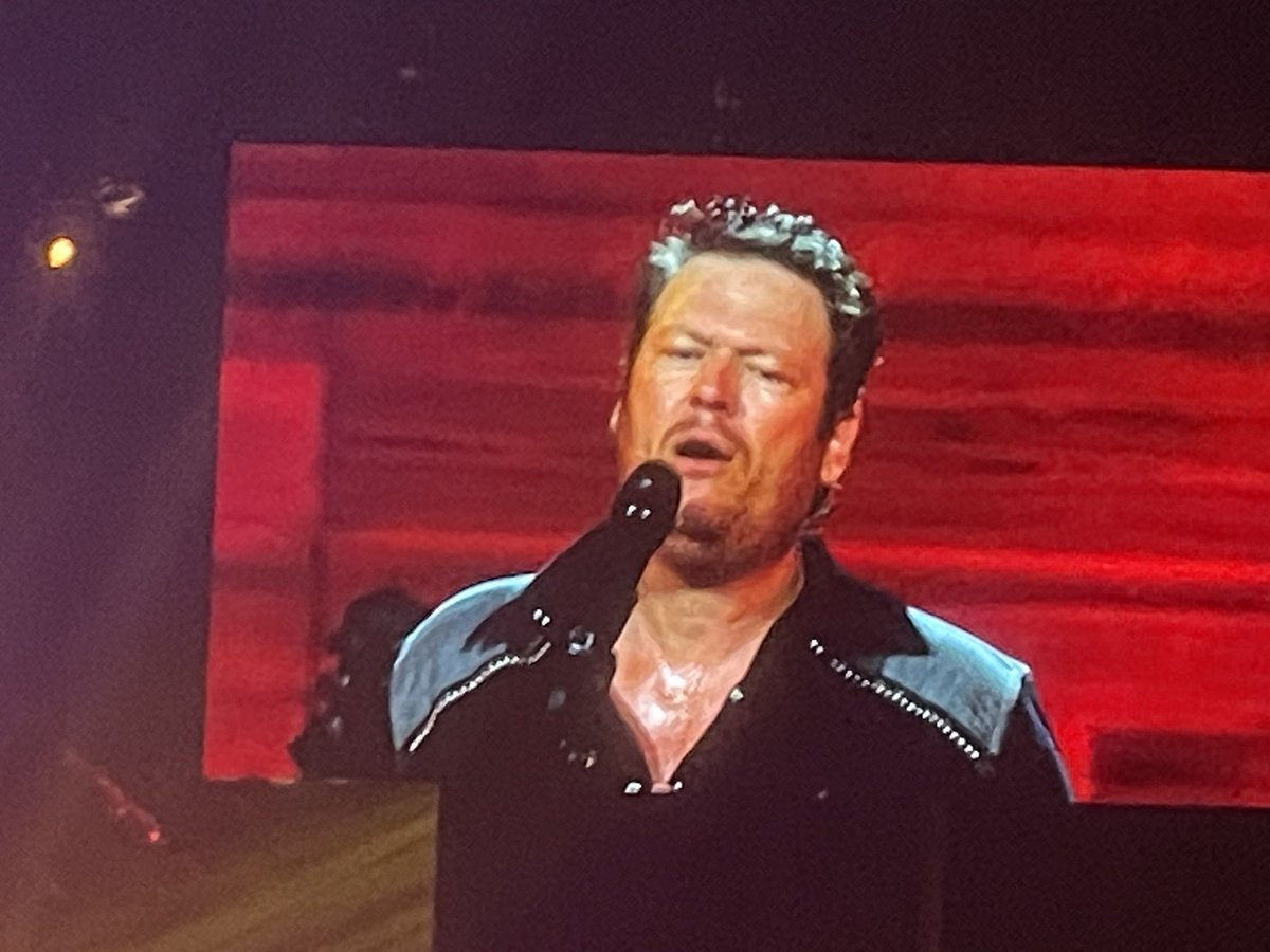 viclovesbg's tweet image. Blake Shelton first night Las Vegas Cesar Colosseum