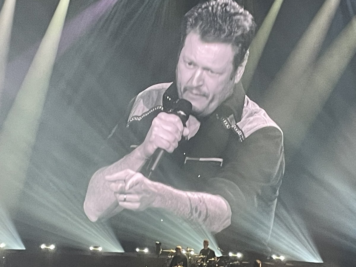 viclovesbg's tweet image. Blake Shelton first night Las Vegas Cesar Colosseum