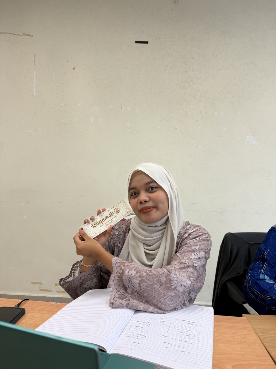 aisyatulis's tweet photo. Yeay, another present from Puan Mimma for those cemerlang dalam tugasan. Congrats @Nfrhiin . Moga diri ini juga lebih bermotivasi untuk jadi lebih baik macam kawan-kawan yang lain😂. Baru tahu perasaan murid time praktikum bila ada yang tak dapat hadiah sebab tak siap tugasan. https://t.co/rBpRcZcEfC
