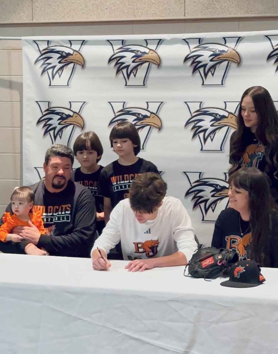 Austin_Alv27's tweet photo. SIGNED! 🟧⬛️
@BakerUBaseball @beau_franklin @rgoodwin5 https://t.co/O2PgLJnKn7