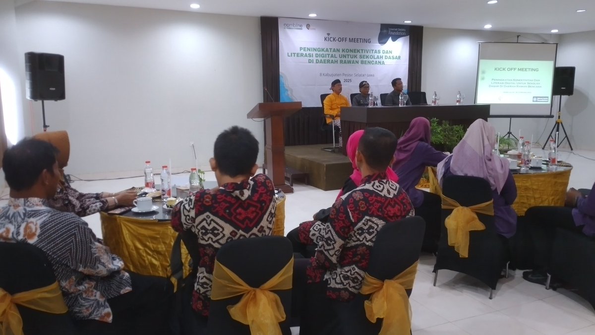 Empat sekolah ini berada di wilayah rawan bencana  dan  menghadapi tantangan terkait terbatasnya pasokan listrik, akses koneksi internet, dan kondisi geografis perbukitan di selatan Trenggalek.