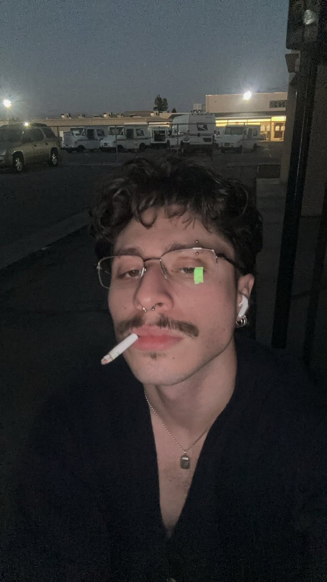 h0us3f1y's tweet photo. cigarette https://t.co/Du5phYWVgn