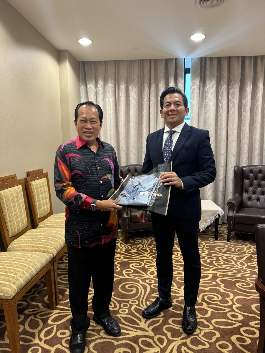 ahmadmaslan's tweet photo. Siswa/i Universiti Malaya #UM datang melawat #Parlimen. Bergambar bersama & saya tunjukkan mereka 3 buah buku utk perkongsian idea.
Menerima baju korporat BBC drpd YB Datoβ Indera Mohd Shahar Abdullah #AhliParlimen #PayaBesar yg juga Pengerusi Kelab Penyokong Kerajaan #Madani. https://t.co/MTToWCubrs