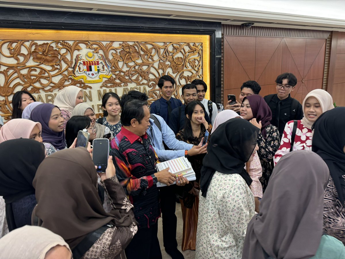 ahmadmaslan's tweet photo. Siswa/i Universiti Malaya #UM datang melawat #Parlimen. Bergambar bersama & saya tunjukkan mereka 3 buah buku utk perkongsian idea.
Menerima baju korporat BBC drpd YB Datoβ Indera Mohd Shahar Abdullah #AhliParlimen #PayaBesar yg juga Pengerusi Kelab Penyokong Kerajaan #Madani. https://t.co/MTToWCubrs