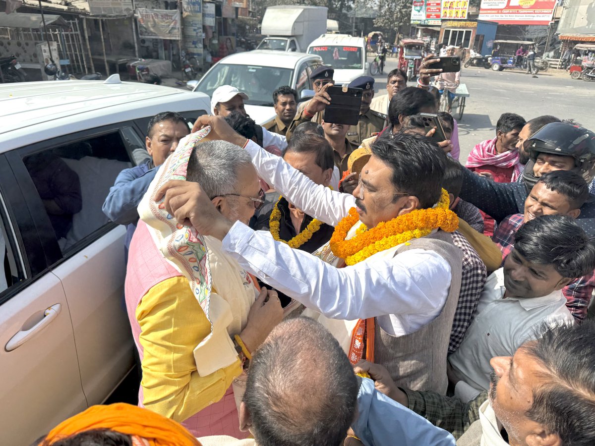 sanjay_saraogi's tweet photo. केंद्रीय मंत्री आदरणीय श्री गिरिराज सिंह जी के दरभंगा आगमन पर एकमी में उनका पाग-चादर से स्वागत कर आगवानी की। https://t.co/9bOff30dbC