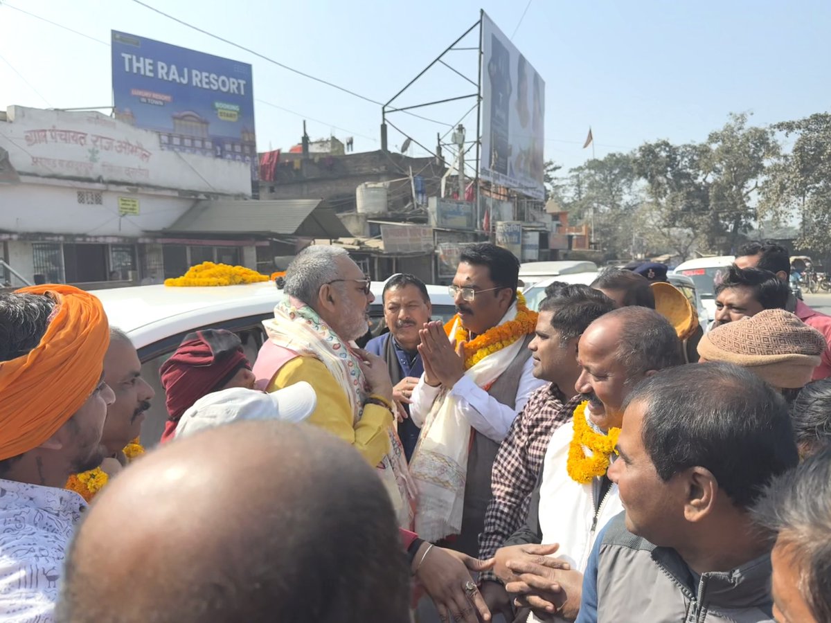 sanjay_saraogi's tweet photo. केंद्रीय मंत्री आदरणीय श्री गिरिराज सिंह जी के दरभंगा आगमन पर एकमी में उनका पाग-चादर से स्वागत कर आगवानी की। https://t.co/9bOff30dbC